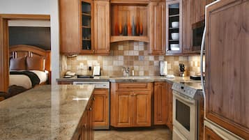 Suite, 2 Bedrooms | Private kitchen | Coffee/tea maker