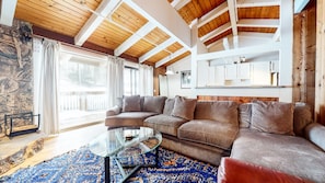 Condo, 2 chambres | Aire de séjour | Téléviseur connecté