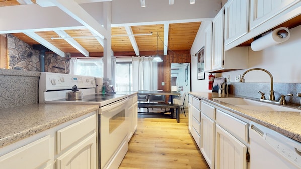 Condo, 2 chambres | Cuisine privée | Réfrigérateur, cafetière-théière, grille-pain