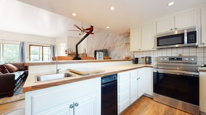 Condo, 2 Bedrooms | Private kitchen