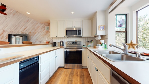Condo, 2 Bedrooms | Private kitchen