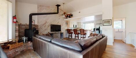 Condo, 2 Bedrooms | Living room | Smart TV