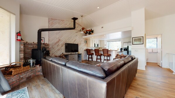 Condo, 2 Bedrooms | Living room