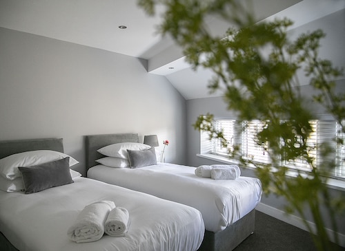 A spacious and stylish 2 bedroom, 2 bathroom duplex apartment