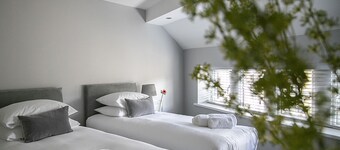 A spacious and stylish 2 bedroom, 2 bathroom duplex apartment