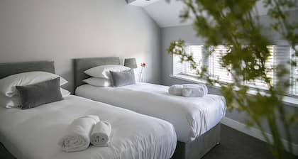 A spacious and stylish 2 bedroom, 2 bathroom duplex apartment