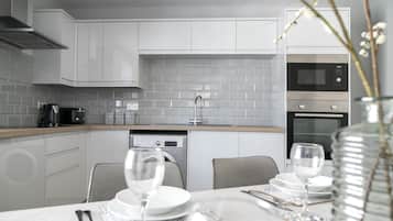 Refrigerador, horno, placa de cocina, lavavajillas