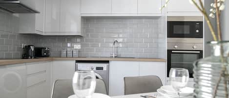Frigorifero, forno, piano cottura, lavastoviglie