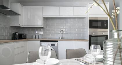 A spacious and stylish 2 bedroom, 2 bathroom duplex apartment