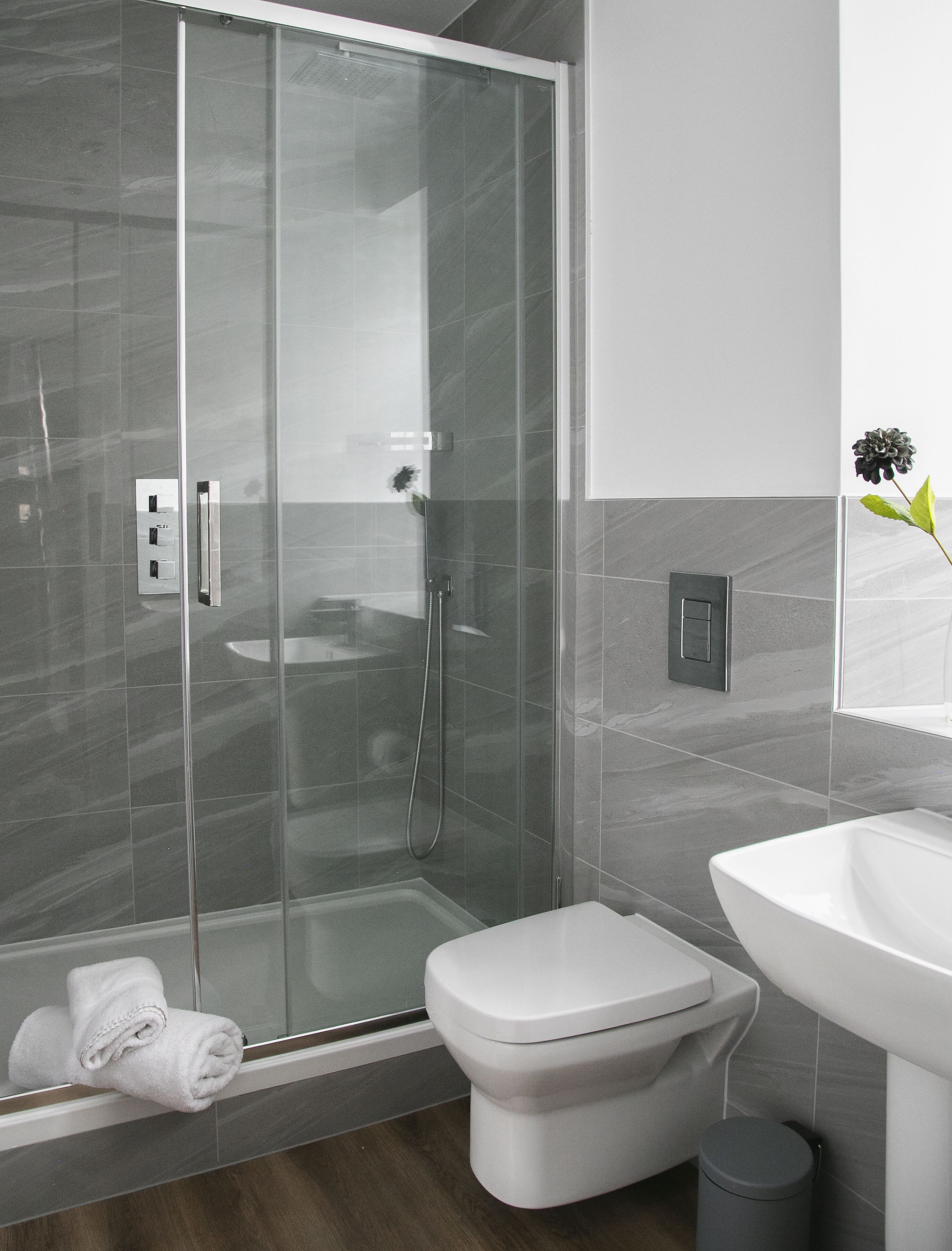 Serviettes fournies, savon, shampoing, papier toilette