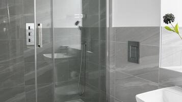 Serviettes fournies, savon, shampoing, papier toilette