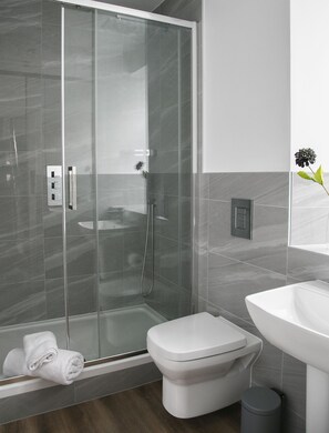 مناشف، صابون، شامبو، ورق حمّام