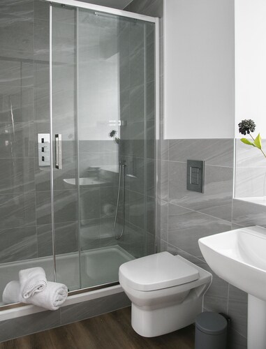 A spacious and stylish 2 bedroom, 2 bathroom duplex apartment