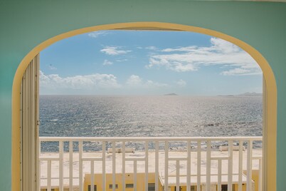 Stunning Caribbean Sea View, Ocean Front, Spacious