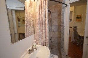 Bañera, secador de pelo y toallas