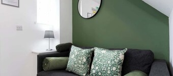 Stylish 1 Bedroom Home Near Town Centre With WiFi