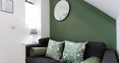 Stylish 1 Bedroom Home Near Town Centre With WiFi