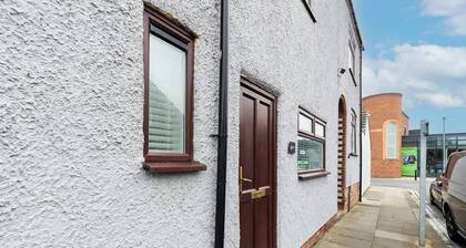 Stylish 1 Bedroom Home Near Town Centre With WiFi