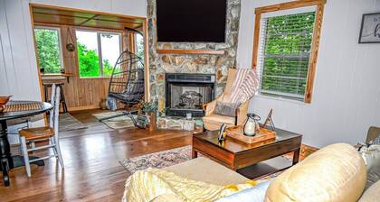 Awesome Views • HOT TUB • Outdoor Shower • Fast Wifi