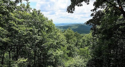 Awesome Views • HOT TUB • Outdoor Shower • Fast Wifi