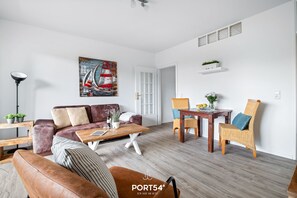 TV, video library - Deck 4 - for 3 persons, central location, ideal for bicycle excursions, balcony (Büsum)