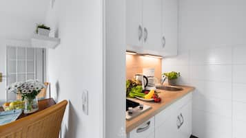 Frigorífico, placa de cocina, cafetera o tetera y tostadora