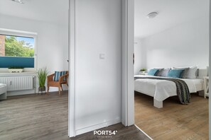 2 habitaciones, tabla de planchar con plancha y cuna de viaje