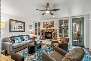 TV, fireplace