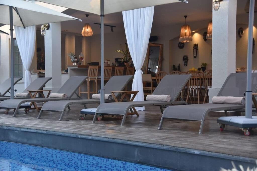 Una piscina al aire libre de temporada