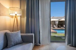 1+1 King Suite | 1 bedroom, premium bedding, desk, laptop workspace - Soas Suites (Cesme)