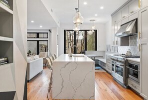Fridge, microwave, oven, stovetop - Upmarket Large Modern Home with a Spacious Office & Garden (Philadelphia)