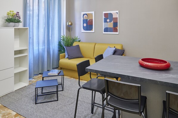 Appartement Deluxe | Aire de séjour | Téléviseur à écran plat de 43 po avec télévision par satellite