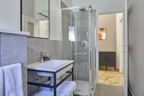 Apartemen Deluks | Kamar mandi | Shower, perlengkapan mandi gratis, pengering rambut, dan jubah mandi