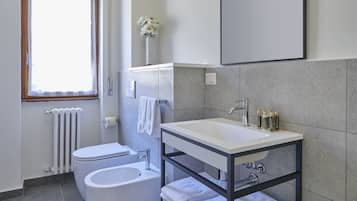 Apartemen Deluks | Kamar mandi | Shower, perlengkapan mandi gratis, pengering rambut, dan jubah mandi