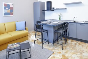Apartemen Deluks | Dapur pribadi | Lemari es besar, microwave, oven, dan kompor