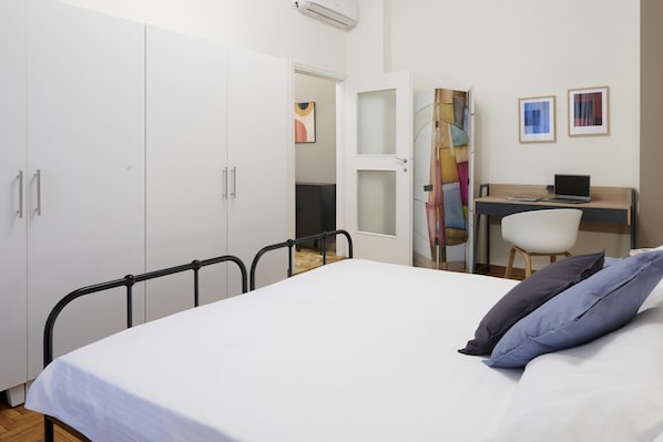 Apartemen Deluks | 1 kamar tidur, seprai antialergi, selimut bulu angsa, dan meja kerja