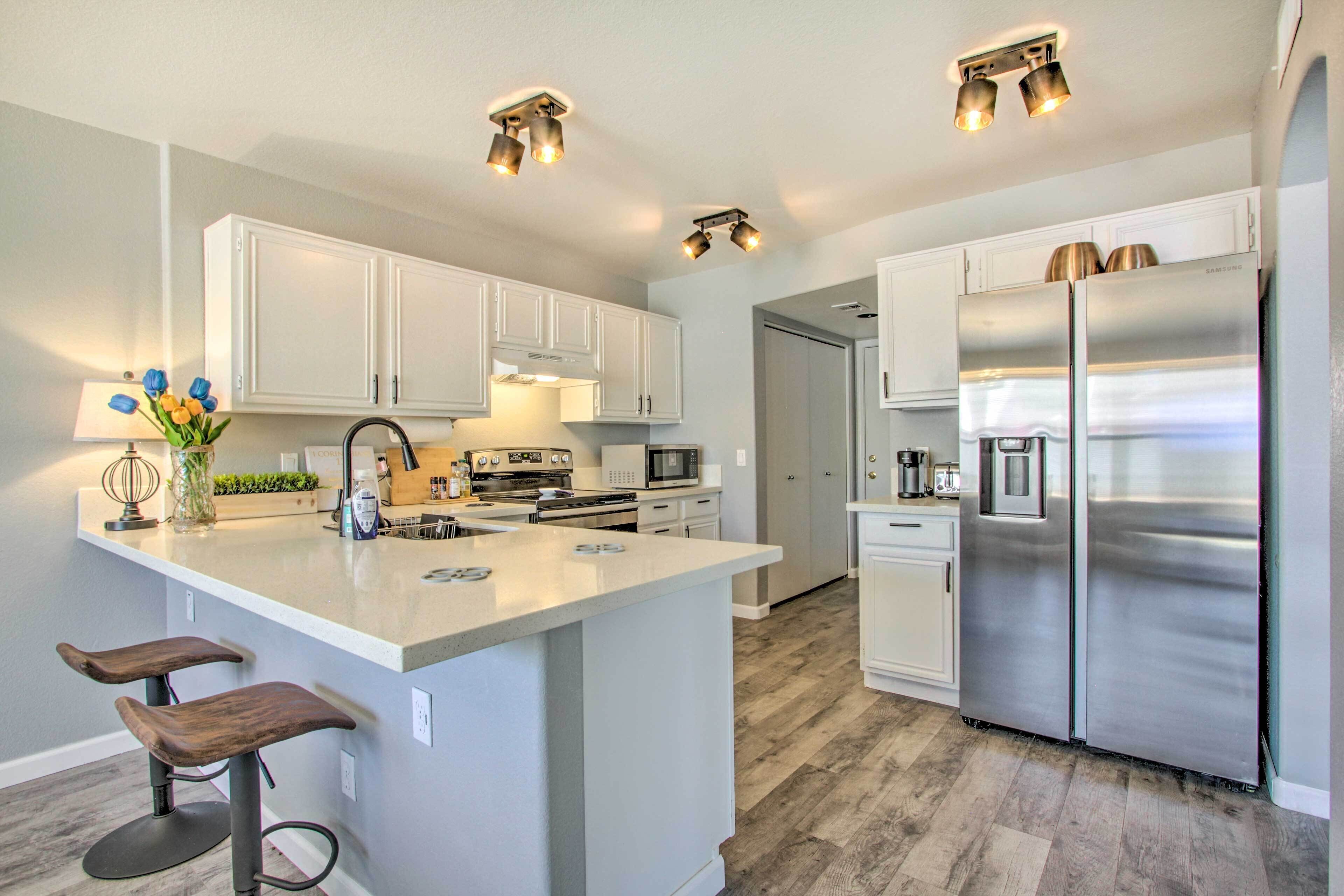 Fridge, microwave, stovetop, dishwasher