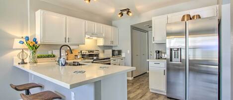 Fridge, microwave, stovetop, dishwasher
