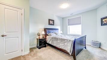 3 chambres, bureau, fer et planche Ă repasser, lit parapluie