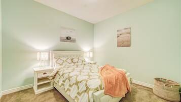 3 chambres, bureau, fer et planche Ă repasser, lit parapluie