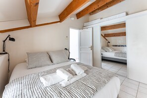 3 slaapkamers, een strijkplank/strijkijzer, gratis wifi, beddengoed