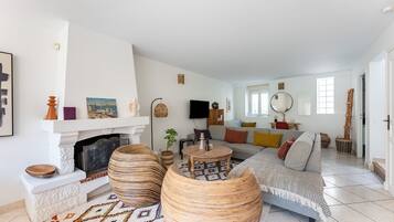 Télévision, cheminée