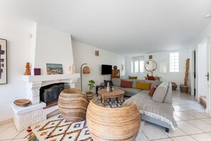 Televisie en een open haard