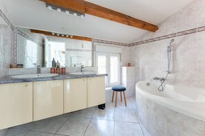 Articles de toilette gratuits, sèche-cheveux, serviettes fournies