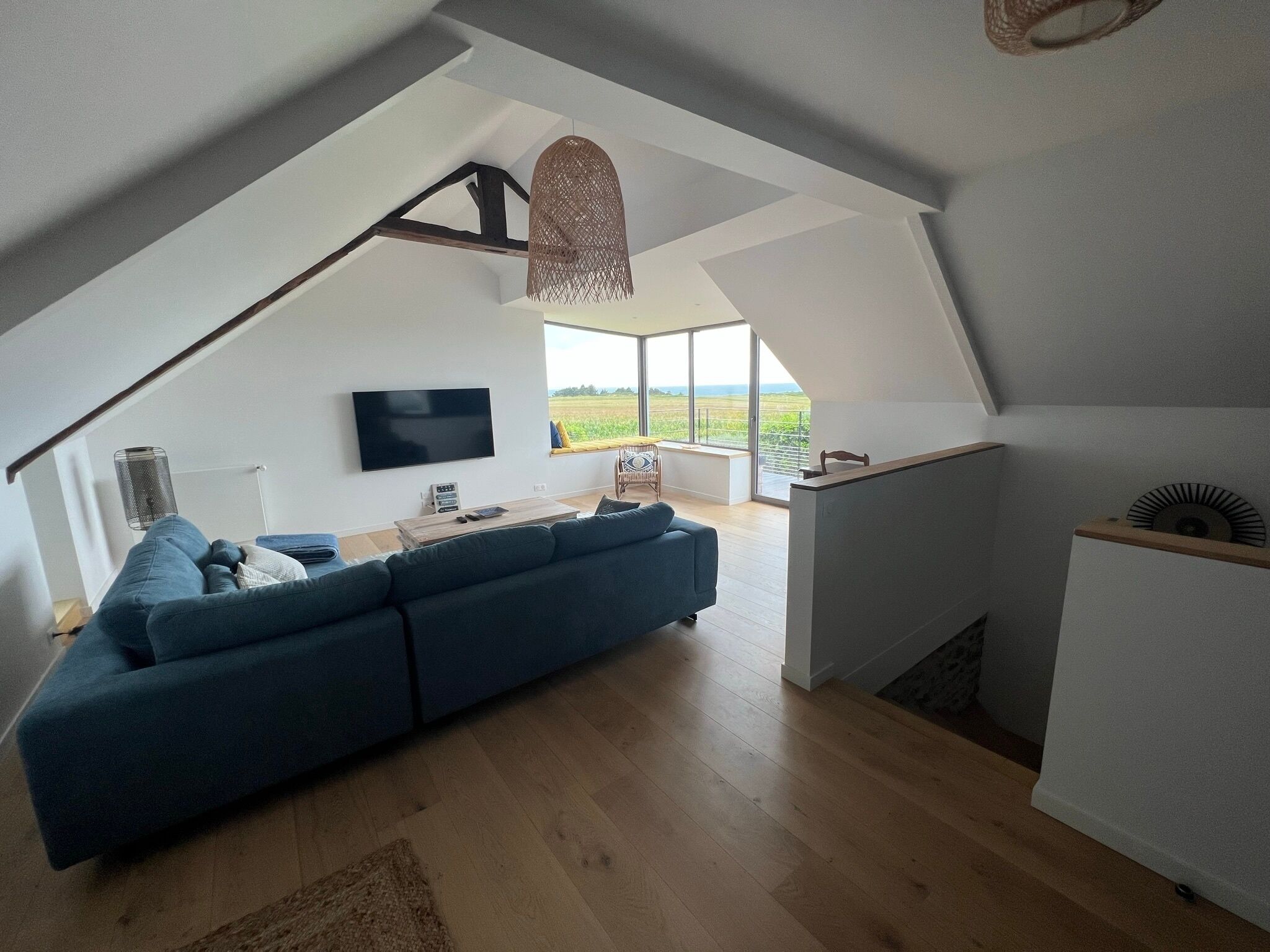 Televisie, een open haard en een kantoor