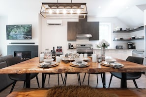Fridge, microwave, oven, stovetop - Chalet Listra peace & spa - 16min to Tremblant (La Conception)