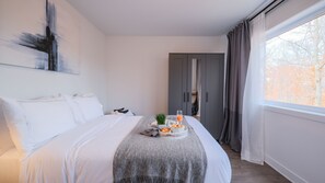 4 chambres, bureau, fer et planche Ă repasser, lit parapluie