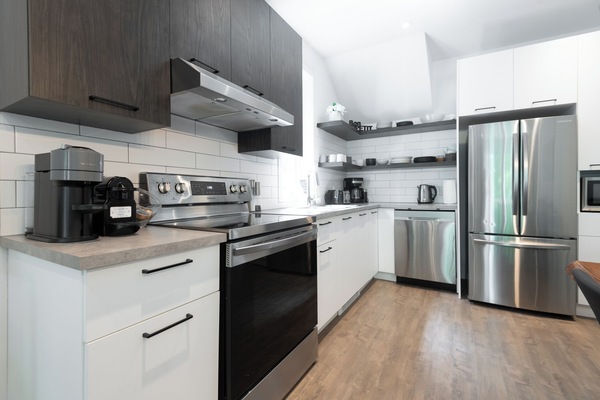 Een koelkast, een microgolfoven, een oven, een kookplaat