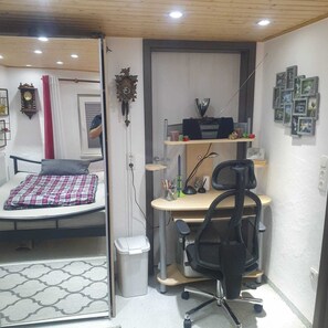 1 bedroom, desk, free WiFi, bed sheets