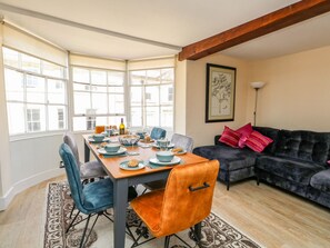 Réfrigérateur, lave-vaisselle, bouilloire électrique, grille-pain